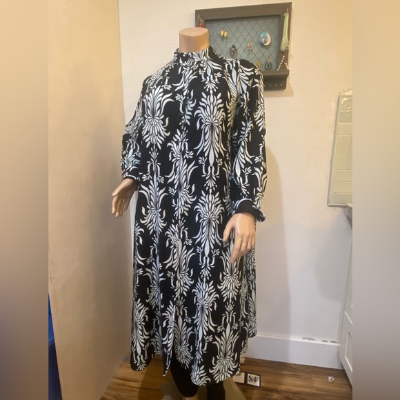 H&M Black and White Leaf Print Top—Plus Size - Picture 1 of 5